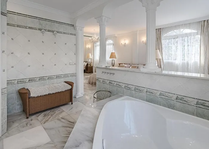 Luxury El Duque 아파트 *