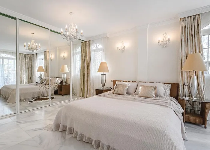 Luxury El Duque 아파트 *
