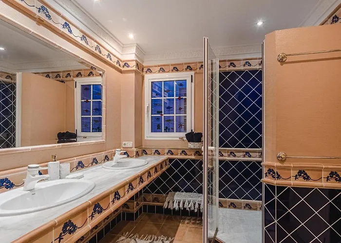 Luxury El Duque 아파트 *