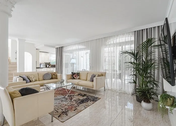 Luxury El Duque 아파트 *