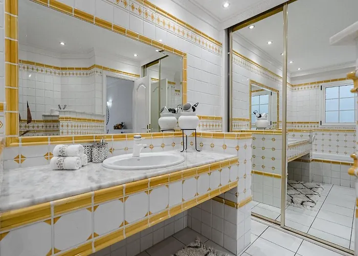 Luxury El Duque 아파트 *
