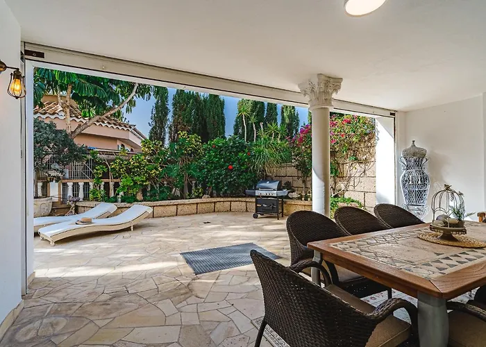 Luxury El Duque 아파트
