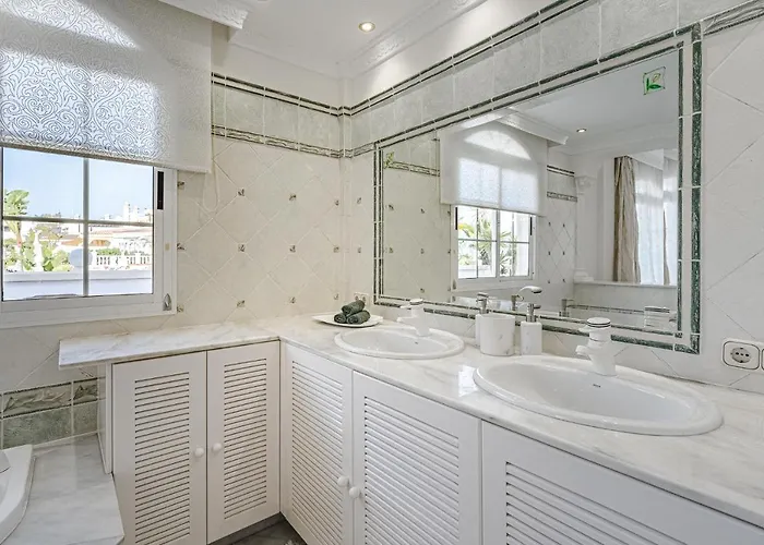 Luxury El Duque 아데제